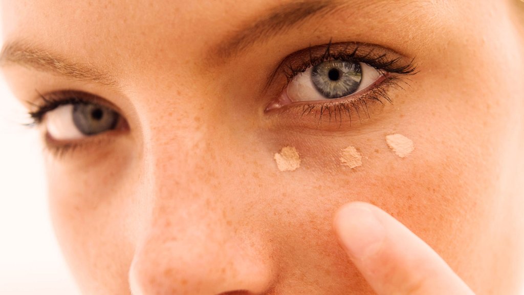 Benutze ein geeignetes Make-Up und den richtigen Concealer